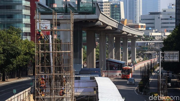 Bank Mandiri menurunkan proyeksi target pertumbuhan ekonomi di 2018 menjadi 5,16% dari yang sebelumnya dipasang sebesar 5,3%.