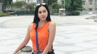 Aura Kasih saat ini sedang berada di Hong Kong. Di masa liburan itu, ia menggandeng sesuatu yang bikin salah fokus.  Foto: Instagram Aura Kasih