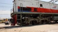 Kecepatan kereta yang melintas tidak terlalu cepat, namun tetap sangat membahayakan warga.