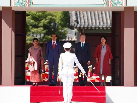 Gaya Iriana Saat Temani Jokowi Bertemu Super Junior, Pakai Songket Palembang