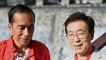Berjaket Merah, Jokowi dan Iriana Blusukan ke Sungai Cheonggyecheon