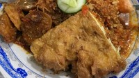 Lha, ini mana nasinya? Lauknya banyak ya? Dari bihun, dendeng, dadar telur, semur jengkol plus kerupuk. Ini nasi ulan Jembatan Dua Jakarta. Foto: Instagram @cicidoyanmakan