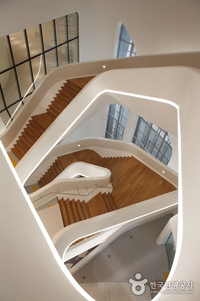 Dongdaemun Design Plaza bukan hanya sekadar tempat shopping. Bangunan dengan desain Instagramable ini juga memiliki area pameran seni, museum, dan taman ramah lingkungan. Foto: Dok. Visit Korea, MBC