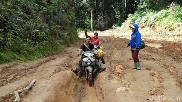 Pasien di Kecamatan Rampi, Luwu Utara harus ditandu karena tidak ambulans.