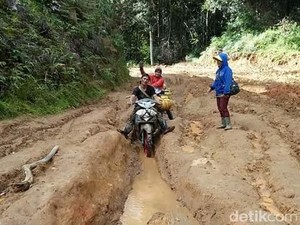 Fakta di Balik Warga Tandu Jenazah Puluhan Kilometer