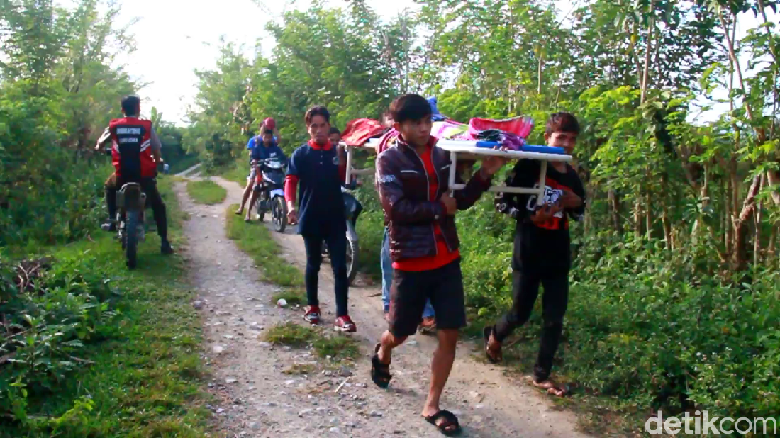 Tandu Jenazah Puluhan Km, Warga Minta Bupati Tak Diam Tandu Jenazah Puluhan Km, Warga Minta Bupati Tak Diam