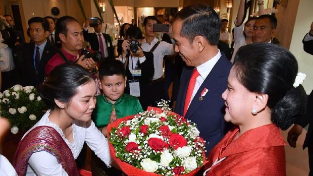 Jokowi tiba di Vietnam