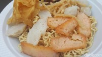 Penyuka bakmi bisa mencicipi Bakmi Kepiting. Mienya lembut dengan topping kekian udang dan ikan. Foto: detikfood