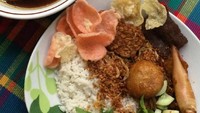 Biasanya nasi ulam versi kering, semur dipisah juga sambal kacangnya. Lauknya bisa cumi asin dan perkedel. Mantap! Foto: Instagram @alexfoodism