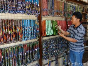 Dolar Melambung Jadi Berkah Pengrajin Manik-manik di Jombang