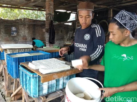 Pengrajin tahu mengeluh harga kedelai naik/