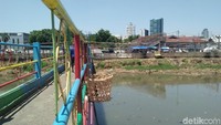 Foto: Keranjang digantung di jembatan yang menghubungkan Kampung Jati Pulo dengan Jalan Citarum yang dekat dengan Stasiun Tanah Abang. (Nur Azizah detikcom).