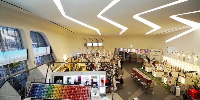 Inilah area khusus shopping di Dongdaemun Design Plaza yang dinamai Design Shops 1 atau Sallimgwan dalam bahasa Korea. Pada area ini pengunjung mall bisa membeli berbagai macam produk kreatif karya lokal. Foto: Dok. Visit Korea, MBC