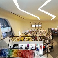Inilah area khusus shopping di Dongdaemun Design Plaza yang dinamai Design Shops 1 atau Sallimgwan dalam bahasa Korea. Pada area ini pengunjung mall bisa membeli berbagai macam produk kreatif karya lokal. Foto: Dok. Visit Korea, MBC