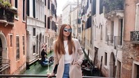 Simpel dan kasual, begini gaya Kelsey saat liburan ke Venesia, Italia. (kelseymerritt/Instagram)