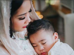 Muah! Cium dan Peluk Hangat Nagita Slavina untuk Rafathar