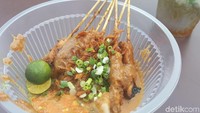 Sate Kuah Pontianak, jangan Anda lewatkan. Bisa pilih sate sapi atau sate ayam, disiram bumbu dengan pelengkap lontong dan kuah. Gurih enek!Foto: detikfood