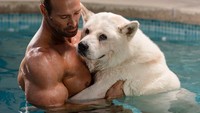 Selain itu, ia juga merupakan penggemar olahraga berenang. Dan berenang bersama peliharaannya adalah favoritnya! (Instagram @mikeoharn)