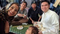 Meski tinggal di Australia, tapi Vicky dan Acha tetap merayakan hari lebaran bersama teman dan kerabat dari Indonesia. Foto: Instagram @vickykharisma
