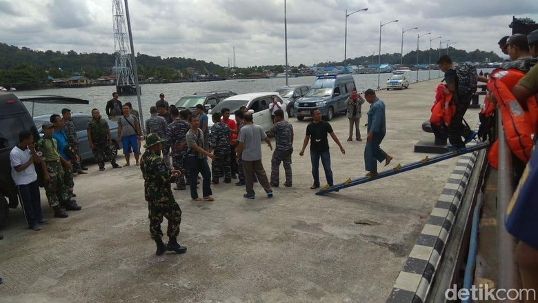 KRI Rencong-622 Terbakar di Sorong Papua Barat KRI Rencong-622 Terbakar di Sorong Papua Barat