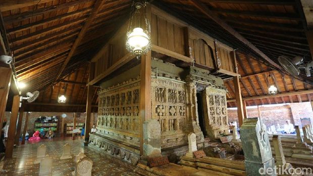 Melihat Prosesi Ganti Kelambu di Makam Sunan Kudus