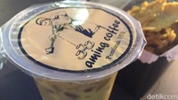 Mau ngemil cantik? Ada es kopi kekinian Aming Coffee dengan racikan kopi dari Pontianak. Rasa pahitnya agak kuat cocok buat pencinta kopi.oto: detikfood