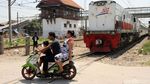 Ngeri! Begini Penampakan Perlintasan Kereta Tanpa Palang di Jakarta