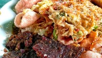 Wah, sedapnya nasi ulam kering dari Pluit Kencana ini. Mana nasinya? Tertutup dadar telur dan dendeng plus kerupuk. Foto: Instagram @taunyamakan