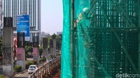 Para pekerja membangun tiang pancang dalam proyek LRT di Jl Rasuna Said, Jakarta.
