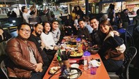 Ditemani Acha, dan teman-teman lainnya makan malam di pinggir jalan dengan hidangan khas Korea jadi pilihan Vicky untuk menghabiskan waktu luang. Foto: Instagram @vickykharisma