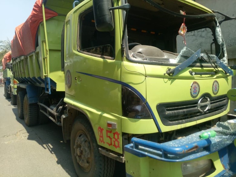 Tabrak Pemotor hingga Tewas, Truk di Kalideres Diamuk Massa Tabrak Pemotor hingga Tewas, Truk di Kalideres Diamuk Massa