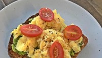 Roti panggang dioles alpukat yang dihaluskan dan diberi topping scrambled egg plus taburan tomat. Gurih sekaligus segar! Foto: Instagram @nutrisionis_mobsrratgg