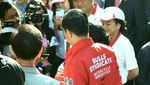 Berjaket Merah, Jokowi dan Iriana Blusukan ke Sungai Cheonggyecheon