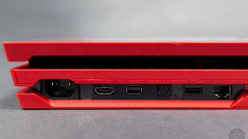 Sejumlah port yang diletakan sebagaimana PS4 Pro edisi biasa. Foto: Polygon