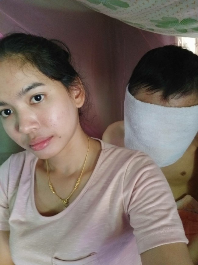 Bukti cinta Atittaya memang sudah tak diragukan lagi melihat bagaimana ia selalu merawat kekasihnya yang sakit. Foto: Dok. Facebook Atittaya Chumkeaw