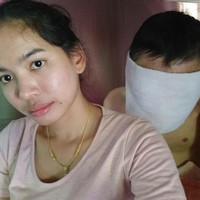 Bukti cinta Atittaya memang sudah tak diragukan lagi melihat bagaimana ia selalu merawat kekasihnya yang sakit. Foto: Dok. Facebook Atittaya Chumkeaw