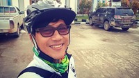 Nugie kelihatannya ingin bersepeda ke seluruh Indonesia, termasuk saat berada di salah satu daerah terdepan. (Foto : Instagram/nugietrilogy)
