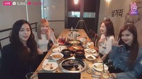 Begini keseruan Jennie dengan tiga anggota Blackpink lain saat makan beragam sajian khas Korea Selatan. Mereka terlihat sedang melakukan siaran langsung di V-Live. Foto: Istimewa Foto: Instagram @jennierubyjane