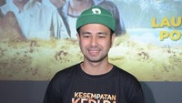 Topi hijau melengkapi gayanya saat ditemui di Old Temple, Kebayoran Baru, Senin (10/9/2018). Foto: Noel/detikHOT