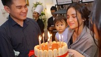 Rayakan ulang tahu sang istri, Vicky berikan kejutan manis dengan kue kesukaan Acha lengkap dengan lilin di atasnya. Foto: Instagram