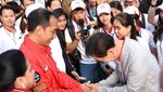 Berjaket Merah, Jokowi dan Iriana Blusukan ke Sungai Cheonggyecheon