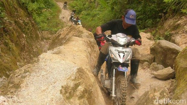 Pasien di Kecamatan Rampi, Luwu Utara harus ditandu karena tidak ambulans.