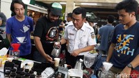 Acara bagi-bagi kopi gratisan ini digelar 12 kota di 13 stasiun dan 36 perjalanan kereta api secara serentak pada 10-11 September 2018.  Acara ini dibuka oleh Executive Vice President Daop 1 Jakarta R. Dadan Rudiyansyah. Foto: Danang Sugianto/detikFinance