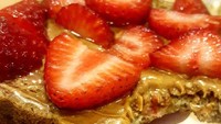  Olesi roti panggang dengan selai kacang yang creamy. Lalu taburi strawberry yang diiris kasar. Gurih, manis dan segar. Foto: Instagram @theswedelfeof
