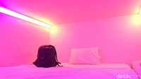 Lampu kamar bisa diganti sesuai keinginan. Mulai dari biru, pink, kuning hingga hijau. Foto: Sylke Febrina Laucereno