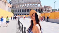 Hobi traveling membuat Kelsey pergi ke berbagai tempat di dunia, salah satunya Colloseum di Roma. (kelseymerritt/Instagram)