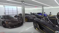 Kalau melihat garasi isinya berbagai macam mobil mungkin sudah menjadi pemandangan biasa. Tapi lain halnya dengan garasi gedung perkantoran ini. Foto: Screenshot Youtube Shmee150