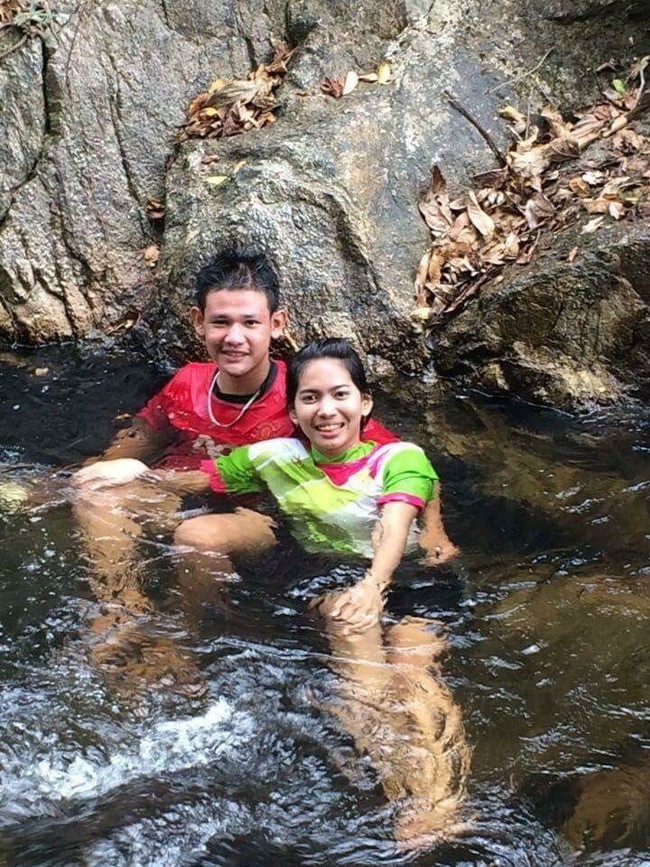 Ia telah merawat Pooh, penderita kanker mata yang wajahnya rusak karena penyakitnya telah menyebar. Foto: Dok. Facebook Atittaya Chumkeaw