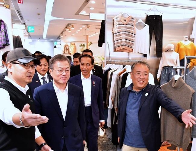 Presiden Jokowi blusukan ke dalam Dongdaemun Design Plaza dengan ditemani langsung oleh Presiden Korea Selatan Moon Jae-in. Jokowi menyatakan dirinya melihat kawasan Dongdaemun ini menyerupai kawasan Tanah Abang, Jakarta. Foto: Laily Rachev - Biro Pers Setpres