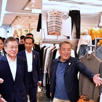 Presiden Jokowi blusukan ke dalam Dongdaemun Design Plaza dengan ditemani langsung oleh Presiden Korea Selatan Moon Jae-in. Jokowi menyatakan dirinya melihat kawasan Dongdaemun ini menyerupai kawasan Tanah Abang, Jakarta. Foto: Laily Rachev - Biro Pers Setpres